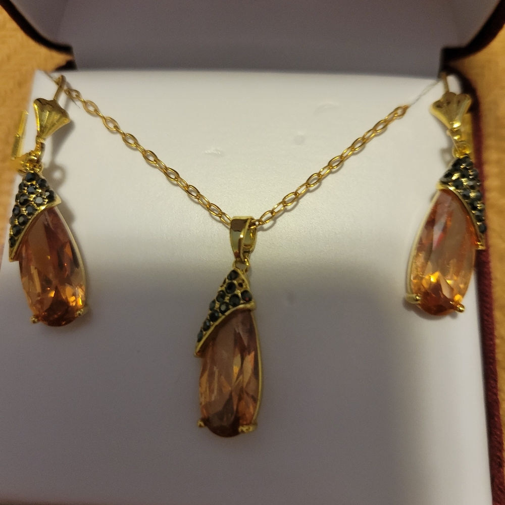 Beautiful necklace and matching earrings